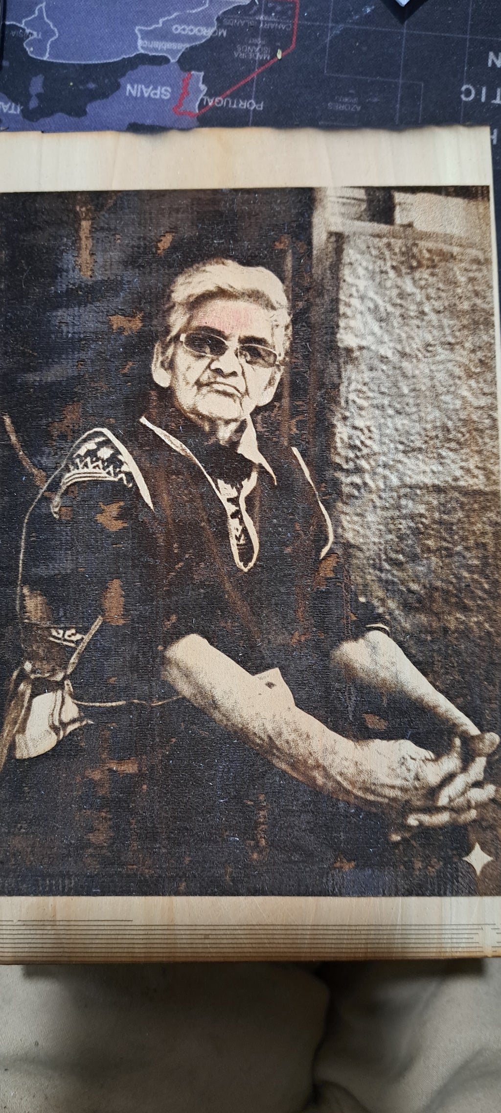 Retrato grabado a láser en madera nativa del sur de Chile – trabajo personalizado ArtMonia